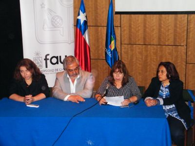 Profesores María Victoria Soto, Francisco Ferrando y Carmen Paz Castro junto a María Verónica Bastías presentando el evento