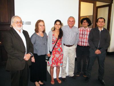 Valentina Saavedra junto a autoridades de la FAU