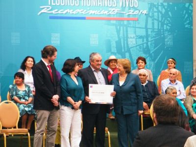Presidenta Bachelet entregando premio a Arturo Lucero