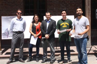 Autoridades junto a estudiantes premiados en Concurso de Anteproyectos
