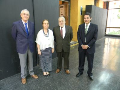 Profesor Aznar junto a la Decana Marcela Pizzi, el director de Extensión Juan Carlos Lepe y el profesor Teodosio Cayo.