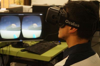 Estudiante utilizando los lentes Oculus Rift VR