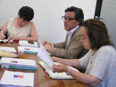 De izquierda a derecha: Ministra Paulina Saball, Presidente del CNDU, Eduardo Bresciani y Decana Marcela Pizzi.