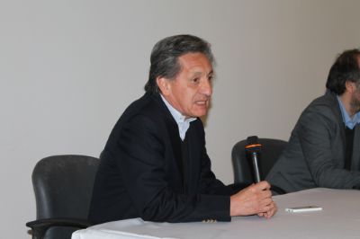 Mario Terán, Director del Departamento de Arquitectura FAU, durante el lanzamiento de "Hábitat Colectivo".