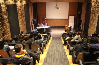 La actividad atrajo a gran cantidad de estudiantes, quienes participaron en el debate posterior a la exposición de Pairicán.