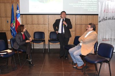 Profesor Mario Ferrada exponiendo en el seminario realizado en la FAU.