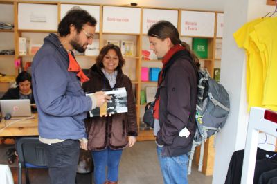 Visitantes franceses recibiendo un libro de regalo.