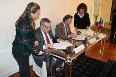 Rector Ennio Vivaldi y Paolo Morone en la firma del convenio.