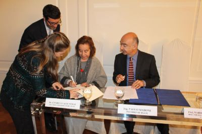 Decana Marcela Pizzi y embajador Marco Ricci firmando como ministros de fe.