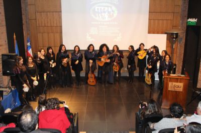 Tuna de Señoritas de la Universidad de Chile en el auditorio FAU.