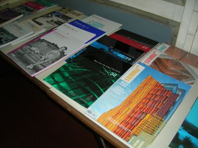 Algunas revistas de la FAU en la muestra.