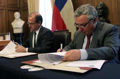 Ministro Alberto Undurraga y Rector Ennio Vivaldi firmando el convenio.