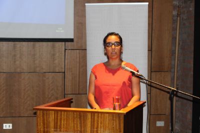 La profesora Paola Velásquez fue la encargada de dirigir el seminario.