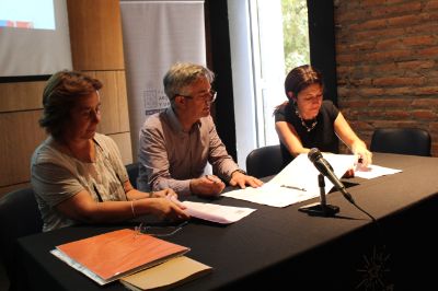 La decana Marcela Pizzi, el académico Andrés Weil y la directora Claudia Silva participaron de la firma del convenio.
