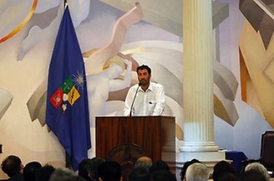 En representación de los homenajeados, el profesor de la Facultad de Artes, Javier Jaimovich, ofreció un discurso en el que abogó por un trabajo colaborativo entre disciplinas