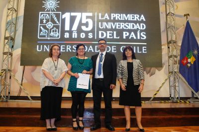 Profesora Paola Jirón recibiendo su reconocimiento