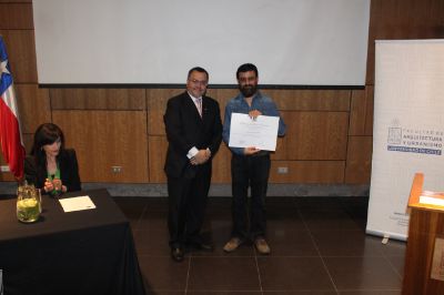 Profesor Leonardo Soto, recibiendo reconocimiento de DICOEX