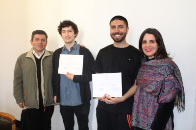 Los premiados junto a sus profesores guías, Carolina Quilodrán y Mario Ferrada