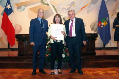 En la ocasión, la académica de Geografía y Vicedecana de la FAU, Carmen Paz Castro, recibió de manos del rector Ennio Vivaldi y en compañía del Decano Manuel Amaya, la medalla de Profesora Titular.