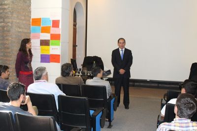 Director nacional de ONEMI, Ricardo Toro, felicitando a los participantes del segundo taller.