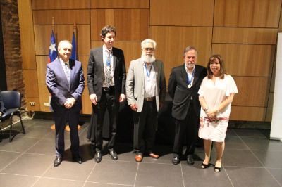 Recibieron la Medalla Claude Francoise Brunet de Baines, y el diploma que lo acompaña, el profesor y ex decano Leopoldo Prat, Hugo Rivera-Scott y Enrique Walker.
