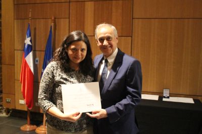 Alicia Campos -junto a Carolina Botto, Fernando Dowling, Hernán Elgueta y Francis Pfenniger- recibió un reconocimiento por 15 años de servicio.