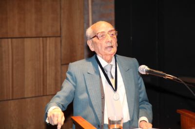 En 2015 Hernán Behm recibió la medalla Claude Françoise Brunet de Baines.