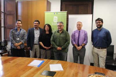 Durante la firma del convenio también estuvieron presentes el Director DARI, Daniel Opazo, la Jefa de Carrera de Geografía, Jocelyn Arriagada, e integrantes de la SECPLAN Quilicura.
