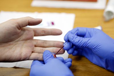 Junto al test de VIH, en el lugar se entregó información sobre el virus y preservativos femeninos y masculinos.