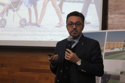Alejandro Plaza, Director de la Secretaría Comunal de Planificación (SECPLAN) de la Municipalidad de Santiago, fue el encargado de exponer los detalles de la propuesta.