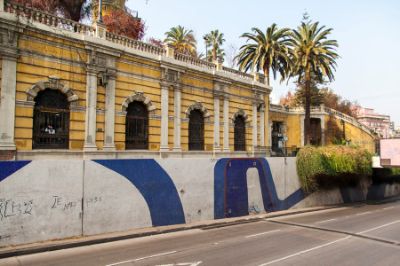 Un grupo de artistas y arquitectos sostiene que el plan de la Municipalidad de Santiago taparía un 11% de la obra de mosaicos instalada en 1972 en el paso bajo nivel del cerro.