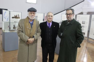 De izquierda a derecha: académico Humberto Eliash, Decano Manuel Amaya y Mario Pérez de Arce Antoncich, arquitecto autor de la propuesta del Municipio de Santiago.
