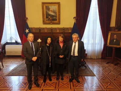 La ministra Consuelo Valdés recorrió junto al Rector Vivaldi, el Decano Manuel Amaya y otras autoridades universitarias el recientemente restaurado Salón de Honor.
