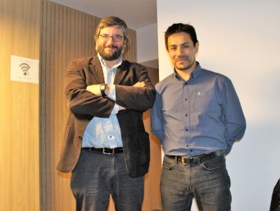 El Director de Extensión y Vinculación con el Medio de FAU, Prof. Alberto Texidó, junto con el arquitecto Tomás Villalón.