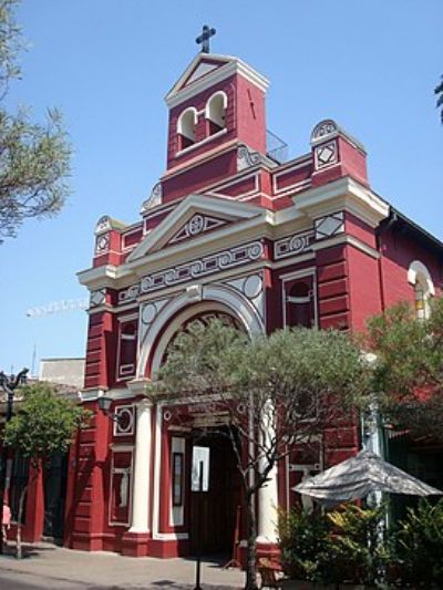 La Iglesia de la Veracruz fue diseñada por el arquitecto francés Claude Brunet de Baines, creador de la Escuela de Arquitectura de la Universidad de Chile, en el año 1849.