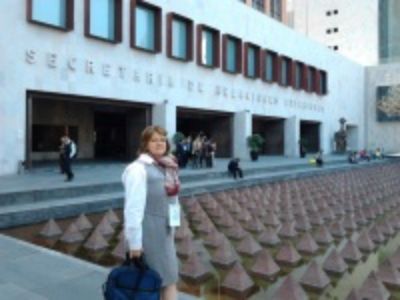 La arquitecta  Dra. Luz Alicia Cárdenas Jirón  terminando la sesión de trabajo en el Edificio de la Cancillería del Ministerio de Relaciones Exteriores, en Ciudad de México D.F., Marzo 2014.
