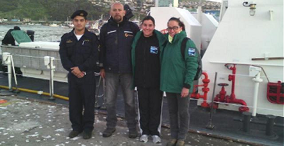El equipo de la Unidad de Rescate de Sernapesca, junto al encargado de la unidad ell médico veterinario Mauricio Ulloa.