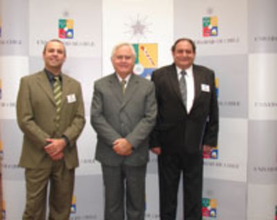 Los académicos Dr. José Luis Arias y Dr. Leonardo Sáenz junto al Decano Santiago Urcelay.