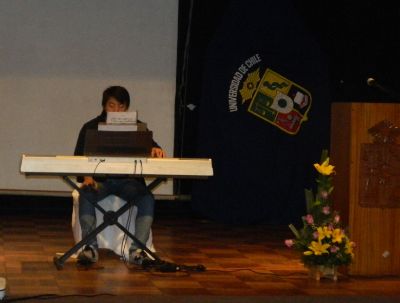 Abrió la  Ceremonia el estudiante Kaiming Zue,  de la carrera de Ingeniería Forestal, quién brindó interpretaciones en piano.