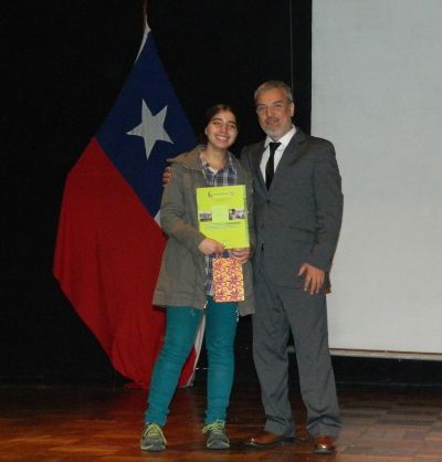 El Director de la Escuela de Pregrado de la Facultad de Ciencias Agrónomicas, Juan Manuel Uribe, también entregó este reconocimientos a sus alumnos.