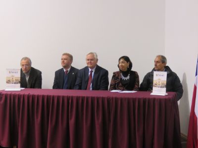 La Mesa de honor con los profesores Mario Maino, Fernando Fredes, Santiago Urcelay, Patricia Escárate y Pedro Ábalos.