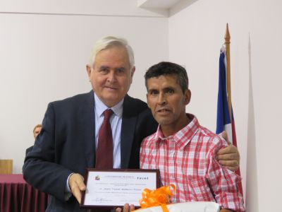 La Asociación de Funcionarios y el Club Deportivo Hugo K. Sievers reconoció a Juan Víctor Romero Tejías como funcionario destacado.