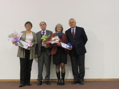 Los académicos presentes que recibieron el Diploma de honor servicios distinguidos a la Facultad que cumplieron treinta años de servicio universitario.