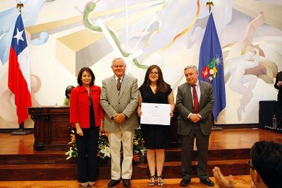 La Profesora Galia Ramìrez junto a la Directora de Pregrado, Leonor Armanet, el Decano Santiago Urcelay y el Rector Ennio Vivaldi.
