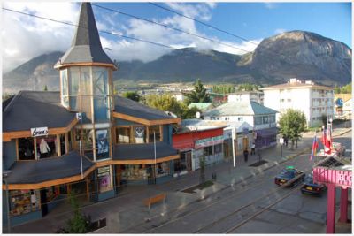 Esta Universidad desarrollará sus actividades en la ciudad de Coyhaique en la Región de Aysén del General Carlos Ibañez del Campo.