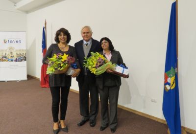 La Alcaldesa de La Pintana, Sra. Claudia Pizarro, hizo entrega de un galvano de la Municipalidad al Decano Santiago Urcelay y celebró el trabajo en conjunto. 