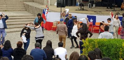 La comunidad de las tres facultades se reunió en el anfiteatro de Antumapu, para disfrutar el evento organizado por la Unidad de Cultura y Patrimonio Chileno. 