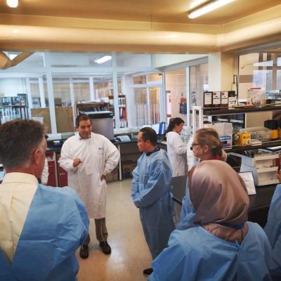 Las actividades prácticas y demostrativas se realizaron en el laboratorio de Inocuidad de los Alimentos, de FAVET; y en los laboratorios de bacteriología y genética molecular del ISP Chile.