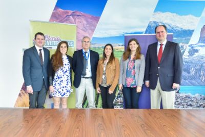 El Decano Dr.  Mario Maino junto a diversos ejecutivos de Purina Nestlé en la firma del convenio "Jóvenes Veterinarios".