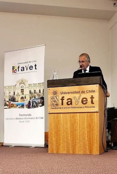 El Decano de Favet, Dr. Mario Maino, abrió el Simposio que conmemoró este hito el día 12 de noviembre en Favet.